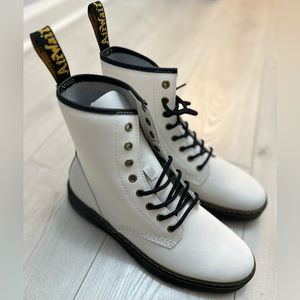 Dr. Martens, Unisex 1460 Eye Boot, White Smooth. AUTHENTIC.Size 10 Men/11 Women